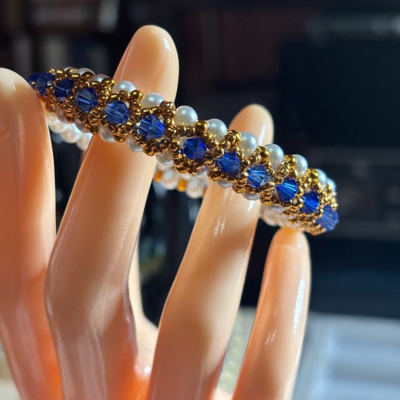 Hand Crafted Pearl and Blue Beaded Bangle Bracelet size medium - Picture 4 of 10